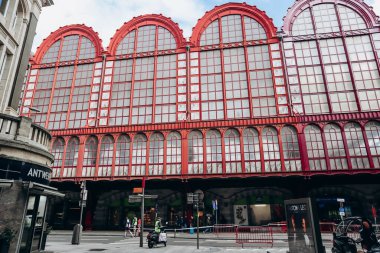 Antwerp, Belçika - 22 Ekim 2023: Antwerpen-Centraal tren istasyonu, Belçika 'nın Antwerp kentindeki çok ünlü ve güzel tren istasyonu.