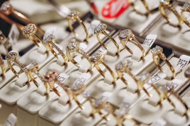 Antwerp 'in elmas bölgesindeki vitrinler, Belçika' nın Antwerp kentindeki ünlü bir bölge olan Diamond Quarter (Diamantkwartier) olarak da bilinir.