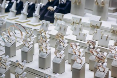 Antwerp 'in elmas bölgesindeki vitrinler, Belçika' nın Antwerp kentindeki ünlü bir bölge olan Diamond Quarter (Diamantkwartier) olarak da bilinir.