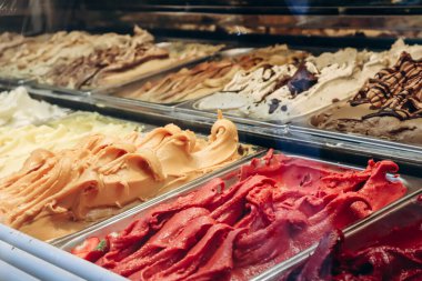 Antwerp, Belçika 'da çok renkli bir dondurma.