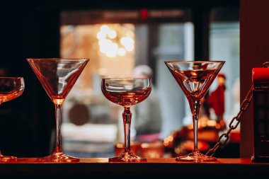 Antwerp 'te kırmızı ışığı olan bir barda farklı martini bardakları.