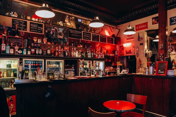 Antwerp, Belçika - 22 Ekim 2023: Antwerp 'te geleneksel bir barın içi