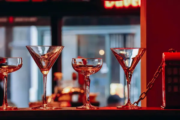 Antwerp 'te kırmızı ışığı olan bir barda farklı martini bardakları.