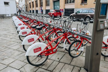 Antwerp, Belçika - 22 Ekim 2023 Antwerp şehir merkezinde bisiklet kiralama