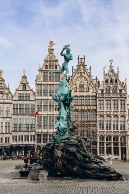 Antwerp, Belçika - 22 Ekim 2023 Antwerp 'in merkezi meydanı (The Grote Markt), eski şehrin kalbinde yer almaktadır..