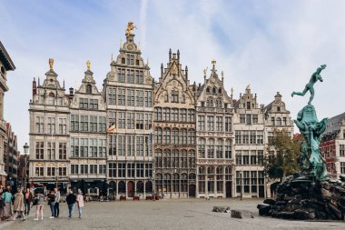 Antwerp, Belçika - 22 Ekim 2023 Antwerp 'in merkezi meydanı (The Grote Markt), eski şehrin kalbinde yer almaktadır..