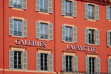 Nice, Fransa - 17 Eylül 2023 Lafayette Galerileri Cephesi