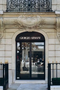 Paris, Fransa - 24 Eylül 2023: Montaigne Bulvarı 'ndaki Giorgio Armani butiği