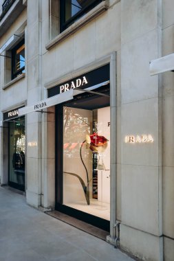 Paris, Fransa - 24 Eylül 2023: Montaigne Bulvarı 'ndaki Prada butiği