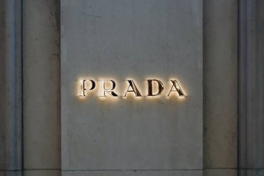 Paris, Fransa - 24 Eylül 2023: Montaigne Bulvarı 'ndaki Prada butiği