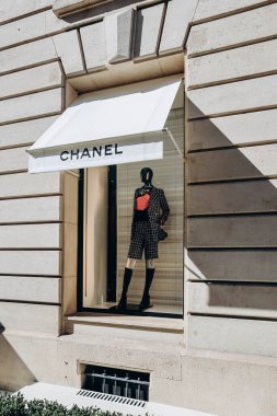 Paris, Fransa - 24 Eylül 2023: Montaigne Bulvarı Chanel butiği