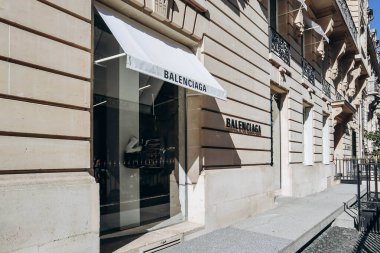 Paris, Fransa - 24 Eylül 2023: Montaigne Bulvarı 'ndaki Balenciaga butiği