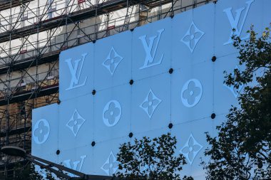 Paris, Fransa - 24 Eylül 2023: Paris 'teki Louis Vuitton bayrak gemisi mağazasının cephesini yeniden dekore etmek