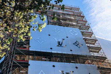Paris, Fransa - 24 Eylül 2023: Paris 'teki Louis Vuitton bayrak gemisi mağazasının cephesini yeniden dekore etmek