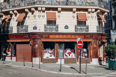Paris, Fransa - 24 Eylül 2023: Paris 'te V. George Bulvarı 42 numaradaki Hermes tarihi butiği