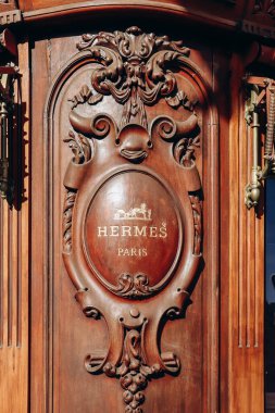 Paris, Fransa - 24 Eylül 2023: Paris 'te V. George Bulvarı 42 numaradaki Hermes tarihi butiği