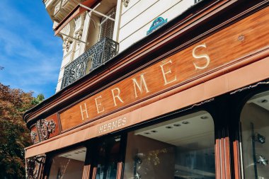 Paris, Fransa - 24 Eylül 2023: Paris 'te V. George Bulvarı 42 numaradaki Hermes tarihi butiği