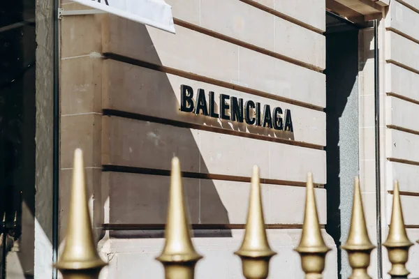 Paris, Fransa - 24 Eylül 2023: Montaigne Bulvarı 'ndaki Balenciaga butiği