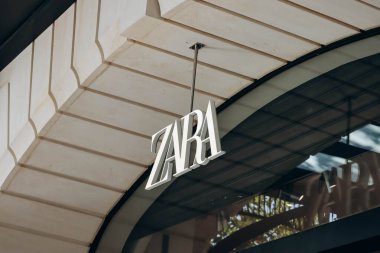 Paris, Fransa - 24 Eylül 2023: Paris 'teki Champs Elysees' de Zara mağaza tabelası