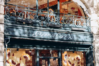 Paris, Fransa - 24 Eylül 2023: Paris 'teki Champs Elysees' deki tarihi Guerlain mağazasının işareti