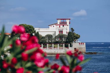 Fransız Rivierası 'nda 20. yüzyılın başlarında inşa edilen ünlü Yunan tarzı villa Kerylos' un manzarası