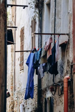 İtalya 'nın Ventimiglia merkezindeki bir pencerenin dışında çamaşır kurutuluyor..