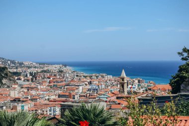 İtalya 'nın Ventimiglia kentinin panoramik manzarası, tepeden