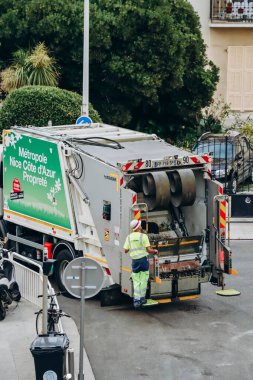 Nice, Fransa - 30 Temmuz 2023: Nice sokaklarında çalışan çöp toplayıcıları