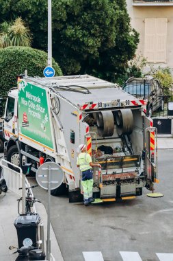 Nice, Fransa - 30 Temmuz 2023: Nice sokaklarında çalışan çöp toplayıcıları