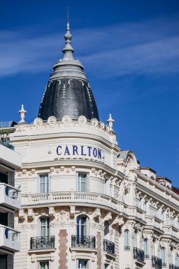 Cannes, Fransa - 3 Ağustos 2023: Cannes 'daki Carlton Oteli' nin ön yüzü