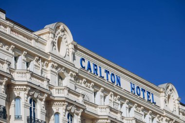 Cannes, Fransa - 3 Ağustos 2023: Cannes 'daki Carlton Oteli' nin ön yüzü