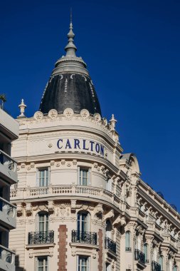 Cannes, Fransa - 3 Ağustos 2023: Cannes 'daki Carlton Oteli' nin ön yüzü