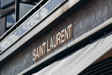 Cannes, Fransa - 3 Ağustos 2023 Cannes 'ın merkezindeki Saint Laurent butiğinin tabela tahtası