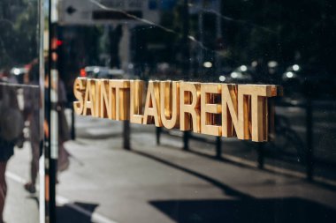 Cannes, Fransa - 3 Ağustos 2023 Cannes 'ın merkezindeki Saint Laurent butiğinin tabela tahtası