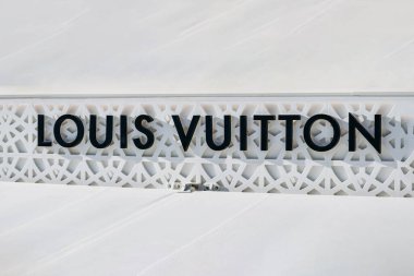 Cannes, Fransa - 3 Ağustos 2023 Cannes 'ın merkezindeki Louis Vuitton butiğinin tabela tahtası