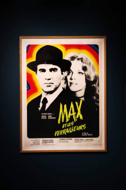 Cannes, Fransa - 3 Ağustos 2023: Romy Schneider ile birlikte Romy 'ye adanmış sergide klasik film posteri