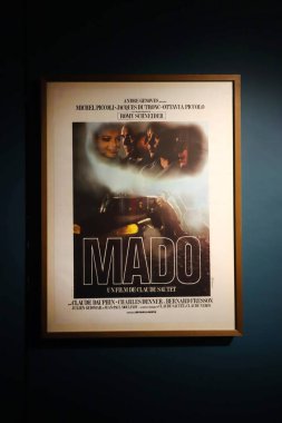 Cannes, Fransa - 3 Ağustos 2023: Romy Schneider ile birlikte Romy 'ye adanmış sergide klasik film posteri