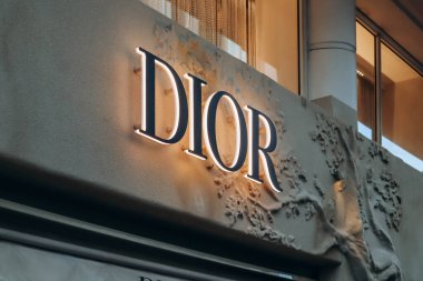 Cannes, Fransa - 3 Ağustos 2023: Cannes 'ın merkezindeki Dior butiğinin tabela tahtası