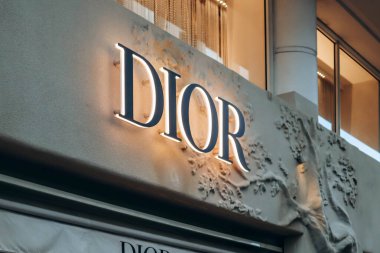 Cannes, Fransa - 3 Ağustos 2023: Cannes 'ın merkezindeki Dior butiğinin tabela tahtası