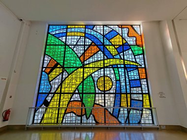 Biot, Fransa - 4 Aralık 2023: Biot 'taki Fernand Leger Ulusal Müzesi' nin büyük vitray penceresi