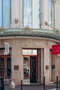 Paris, Fransa - 1 Ekim 2023: Paris 'teki ünlü Bon Marche mağazası