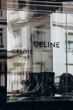 Paris, Fransa - 1 Ekim 2023: Paris 'teki ünlü Bon Marche mağazasında Celine butiği vitrini