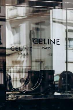 Paris, Fransa - 1 Ekim 2023: Paris 'teki ünlü Bon Marche mağazasında Celine butiği vitrini