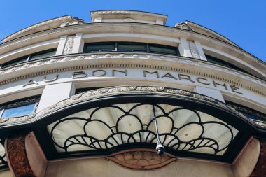 Paris, Fransa - 1 Ekim 2023: Paris 'teki ünlü Bon Marche mağazası