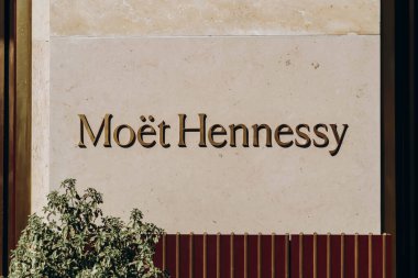 Paris, Fransa - 1 Ekim 2023: Paris 'teki ünlü Bon Marche mağazasının Moet Hennessy tabela tahtası