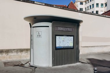 Sokaklardaki ünlü Paris tuvaletleri.