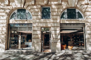 Paris, Fransa - 1 Ekim 2023: Paris 'te Saint Sulpice Meydanı' ndaki tarihi Saint Laurent butiğinin cephesi