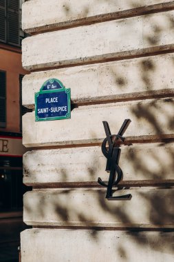 Paris, Fransa - 1 Ekim 2023: Paris 'te Saint Sulpice Meydanı' ndaki tarihi Saint Laurent butiğinin cephesi
