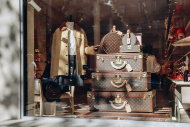 Paris, Fransa - 1 Ekim 2023 Saint-Germain Bulvarı 'ndaki Louis Vuitton butiğinin vitrini