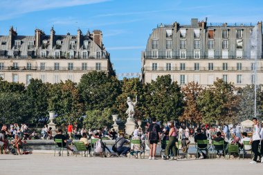 Paris, Fransa - 1 Ekim 2023: Paris 'in merkezindeki Tuileries Garden' da heykel